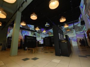 Sala del CEDART Interactivo que exhibe diversas técnicas artesanales salvadoreñas