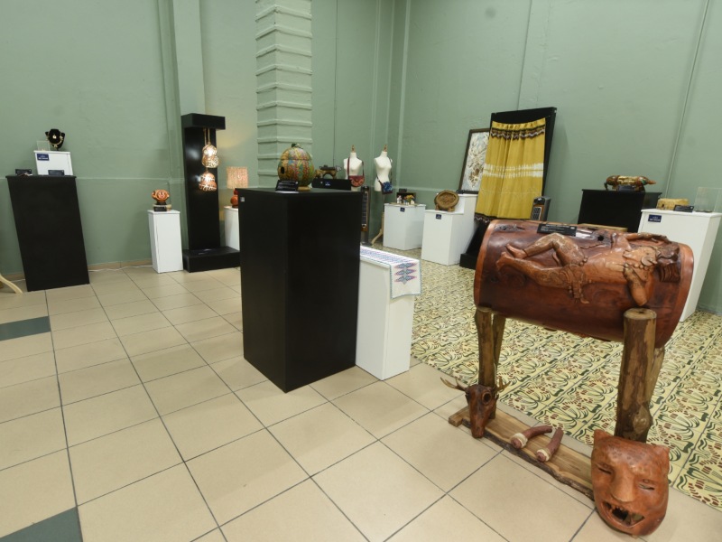 Sala expositiva del CEDART Interactivo con piezas ganadoras del Premio Nacional de Artesanía