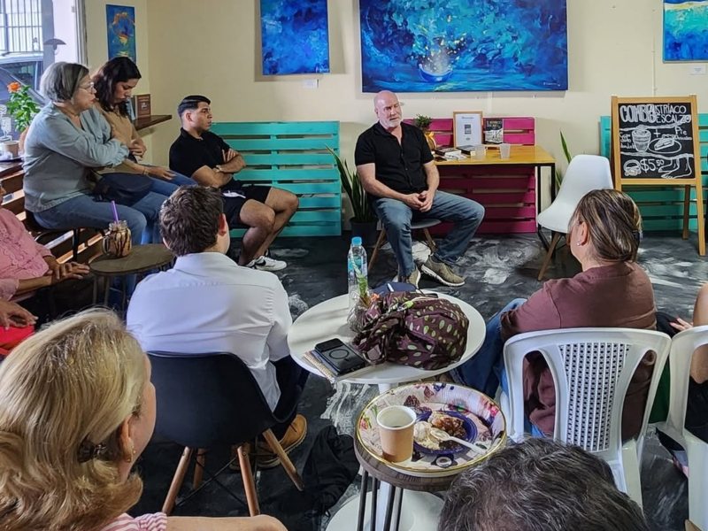 Autor Javier Roshardt, en el conversatorio de su obra El austríaco descalzo.