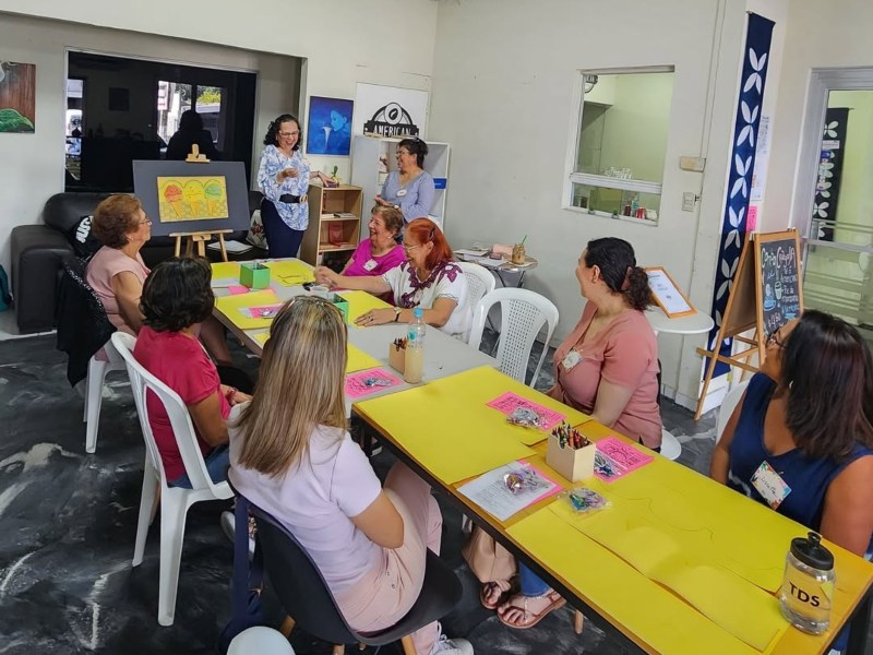 Taller de Arte Terapia con Crayola en Coffeeshop American.