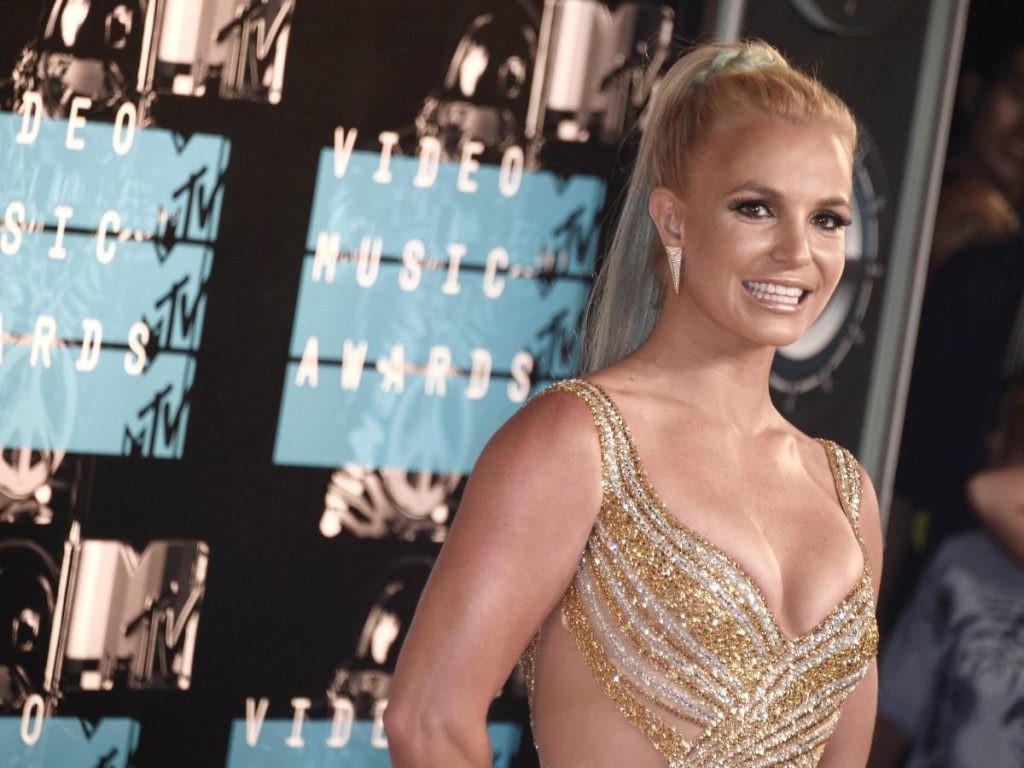 Desde el fin de su tutela en 2021, Britney Spears ha buscado rehacer su vida fuera del control familiar y mediático, aunque las polémicas persisten.
