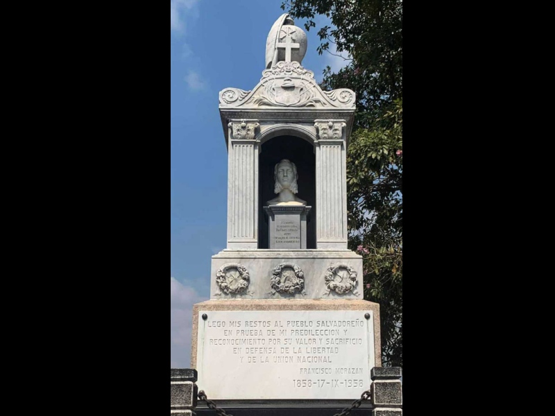 Parte superior del segundo monumento a Morazán en la Sección de Hombres Ilustres del Cementerio General de San Salvador.
