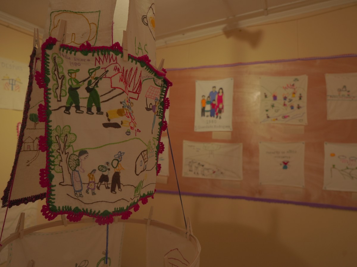 exposicion de historias bordadas