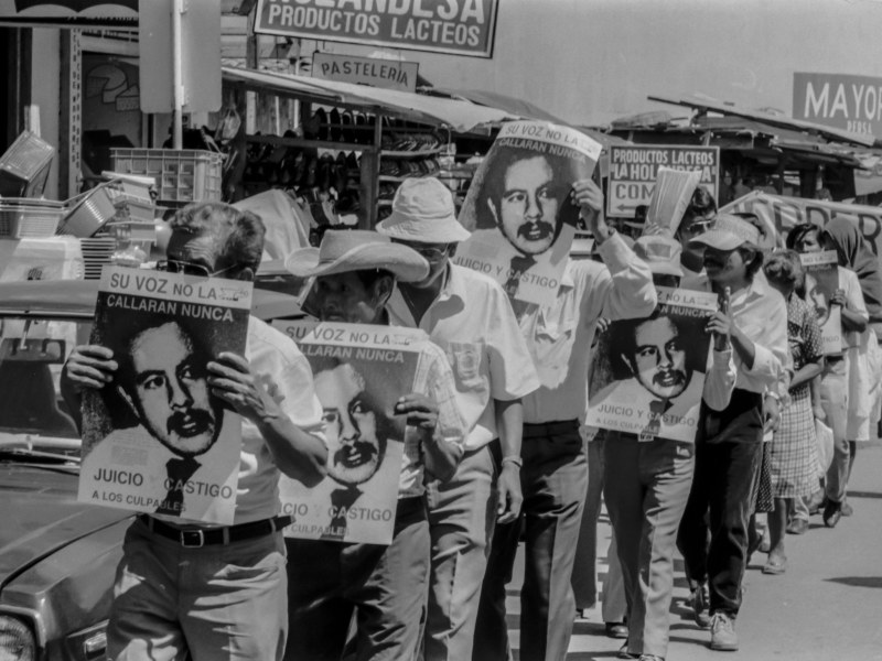 entretenimiento-mupi-negro-y-blanco-09