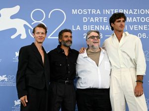 El actor austriaco Felix Kammerer, el actor estadounidense Oscar Isaac, el director y productor mexicano Guillermo Del Toro y el actor estadounidense Jacob Elordi asisten a la sesión fotográfica de la película 