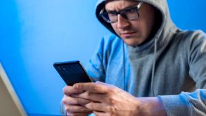 ESET recomienda revisar permisos, usar antivirus confiables, restaurar el dispositivo a valores de fábrica y cambiar contraseñas.