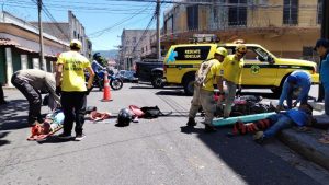 Dos personas heridas tras chocar con un carro en el centro de San Salvador. Foto: Comandos de Salvamento