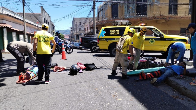 Dos personas heridas tras chocar con un carro en el centro de San Salvador. Foto: Comandos de Salvamento