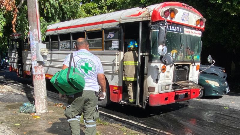 Bomberos y socorristas atendieron la emergencia por conato de incendio. Foto EDH / Cortesía Cruz Verde Salvadoreña.