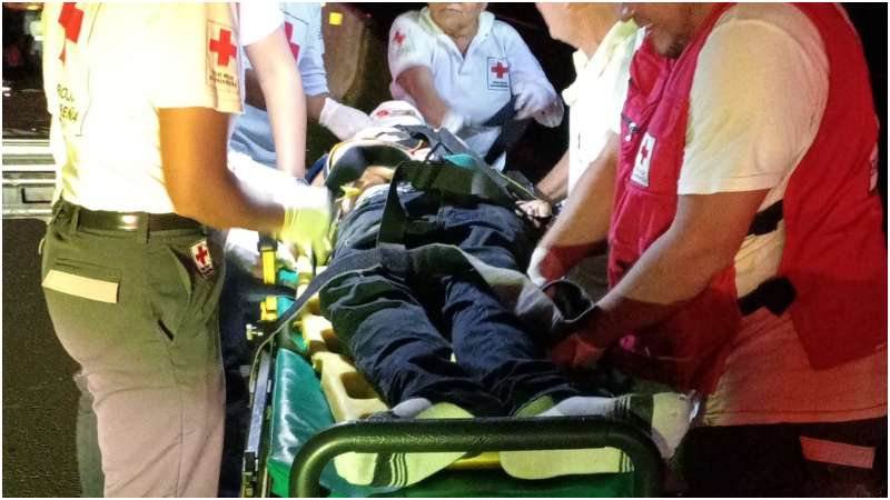 Momento en que la víctima fue atendida por los socorristas. Foto / Cruz Roja