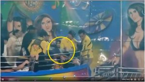 La joven tuvo que ser sacada en una camilla. Foto / Cortesía