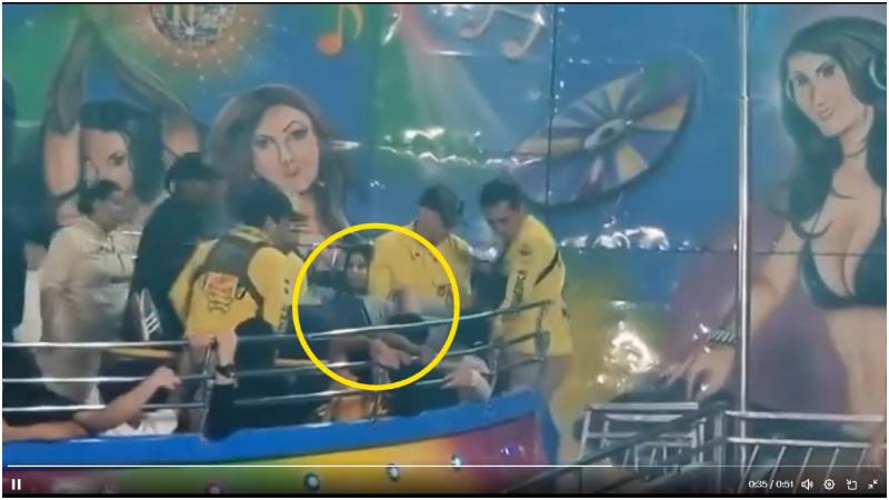 La joven tuvo que ser sacada en una camilla. Foto / Cortesía