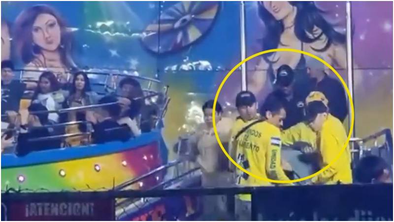A pesar de ver el accidente, otros jóvenes se quedaron en el juego mecánico. Foto / Cortesía 