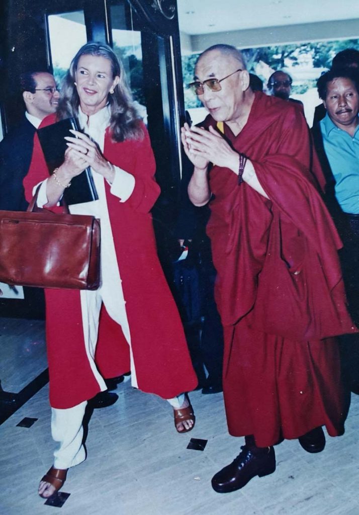 María Elena Sol junto al Dalai Lama. Foto EDH / Cortesía