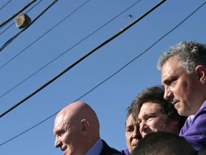 Manifestantes lanzan una piedra al presidente de Argentina, Javier Milei (C), al candidato a diputado del partido gobernante, José Luis Espert (L), y a otros funcionarios y candidatos durante una caravana en Lomas de Zamora, provincia de Buenos Aires, Argentina, el 27 de agosto de 2025. El presidente argentino, Javier Milei, fue evacuado de un acto de campaña en las afueras del sur de Buenos Aires después de que los manifestantes arrojaron objetos al vehículo en el que se encontraba, en medio de la controversia por un presunto caso de corrupción que involucra al gobierno.