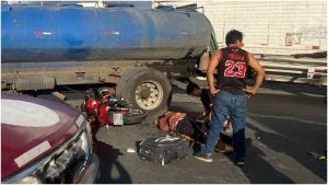 El motociclista por poco y quedó debajo de la pipa. Foto / Cuerpo de Reacción Inmediata