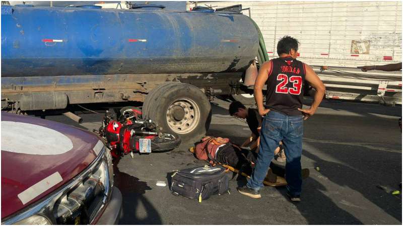 El motociclista por poco y quedó debajo de la pipa. Foto / Cuerpo de Reacción Inmediata