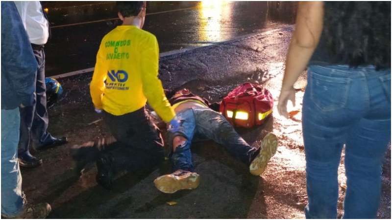 Motociclista herido tras chocar con pick up. Foto / Comandos de Salvamento