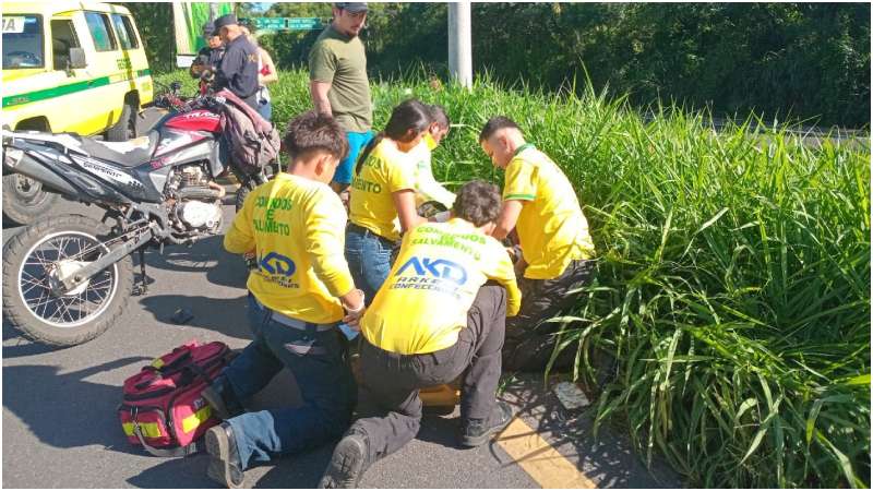 Momento en que la víctima es atendida por los socorristas. Foto / Comandos de Salvamento