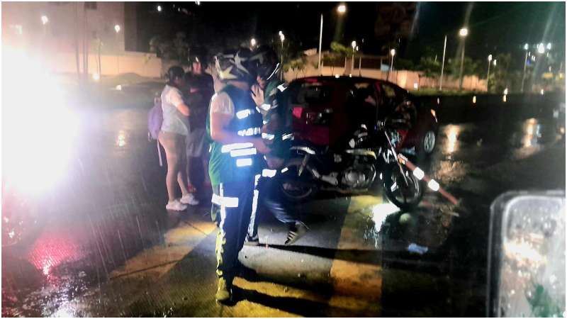 Dos motociclistas heridos en un accidente cerca del redondel de Surf City. Foto / Cortesía Cruz Verde