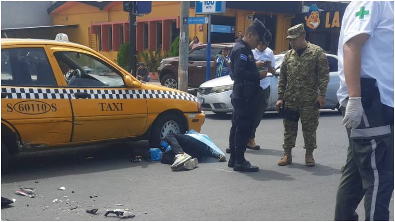 Policías custodiando la escena con el motociclista muerto. Foto / Cortesía