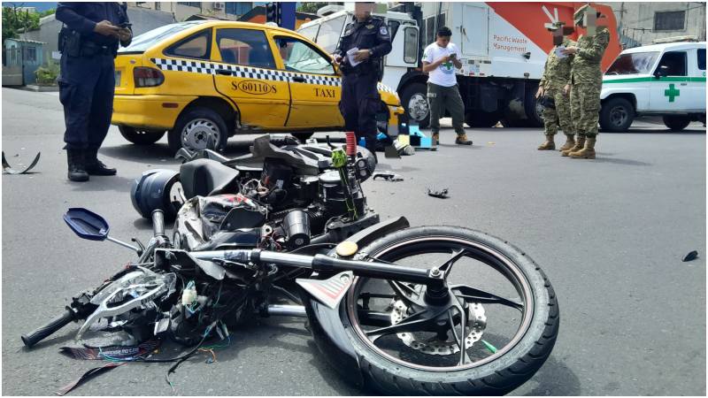 Así quedó la moto en que viajaba la víctima. Foto / Cortesía Cruz Verde