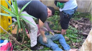 Momento en que la víctima fue atendida por socorristas. Foto / Cortesía Comandos
