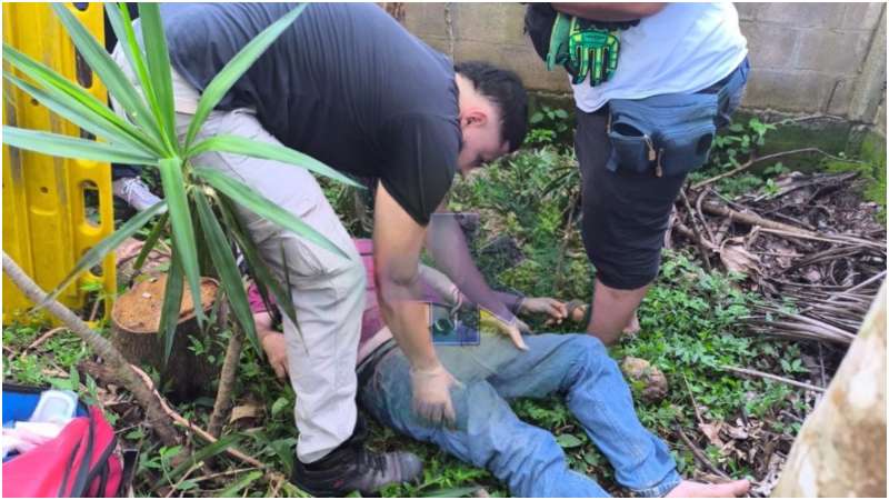 Momento en que la víctima fue atendida por socorristas. Foto / Cortesía Comandos