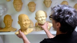 El artista holandés Alfons Kennis sostiene maquetas que representan cráneos humanos prehistóricos en su taller de Arnhem, el 3 de julio de 2025.