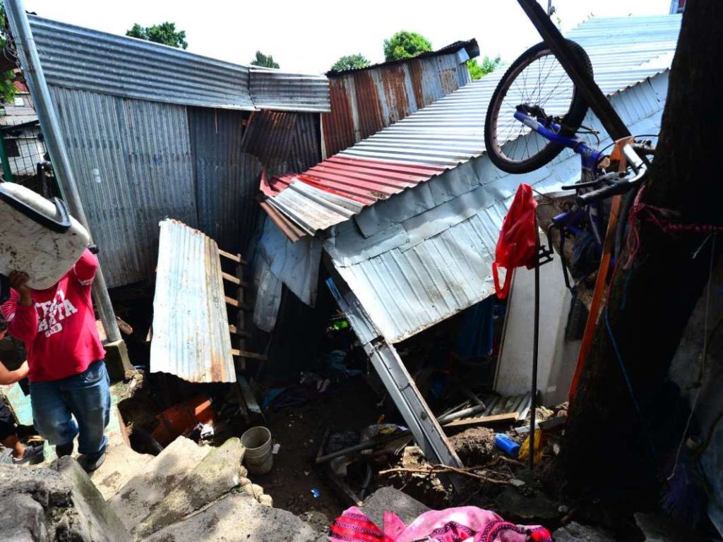 Colapso de muro en comunidad tutunichapa