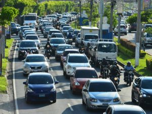 Agentes de tránsito inspeccionan la escena de un accidente vial en San Salvador, en un año marcado por el aumento de percances y más de 11.500 personas lesionadas.