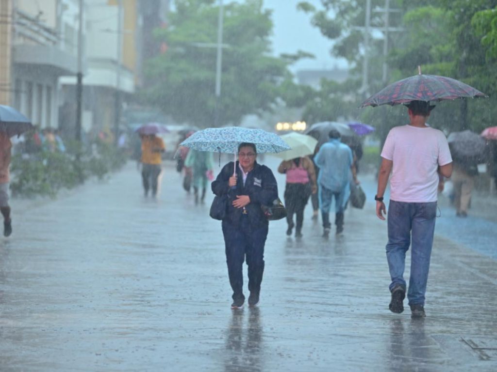 Equipos de Protección Civil monitorean quebradas y drenajes ante la alerta verde emitida por las tormentas.