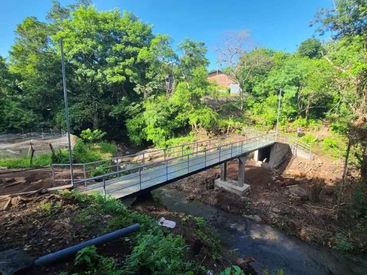 Comunidad en Cacahuatal elabora pasarela