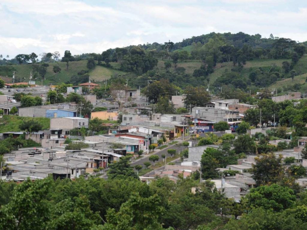 Familias beneficiadas con créditos del FSV reciben sus escrituras como parte del proceso para formalizar la propiedad de su hogar.