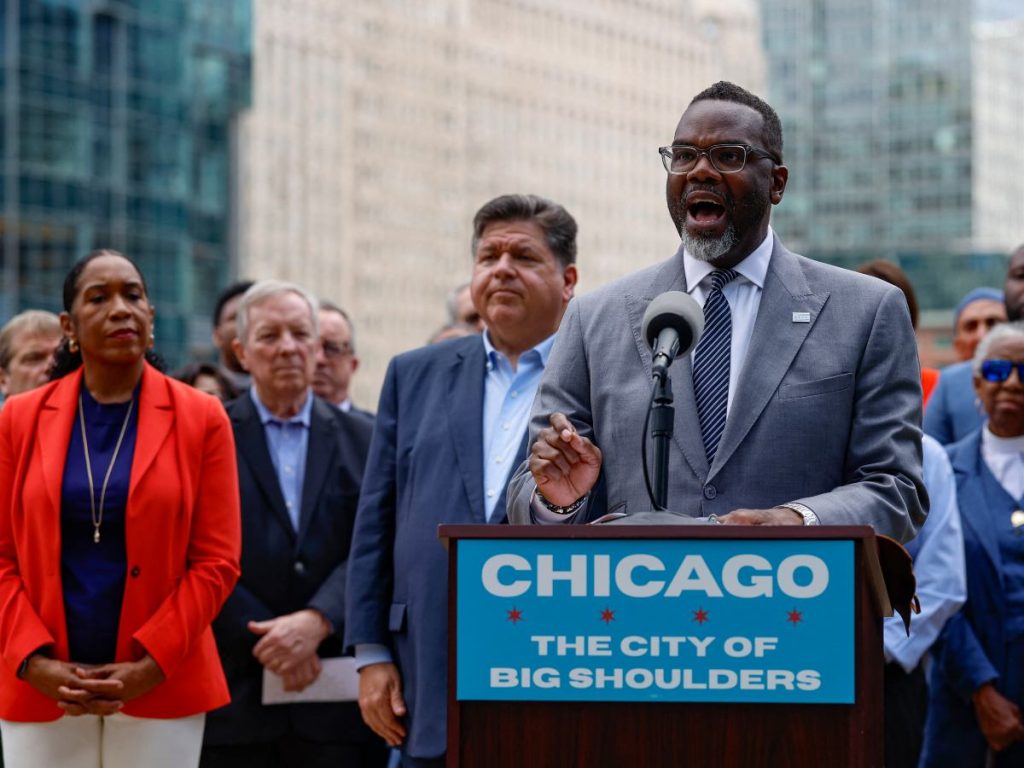 El alcalde de Chicago ordena a la policía no colaborar con redadas federales.