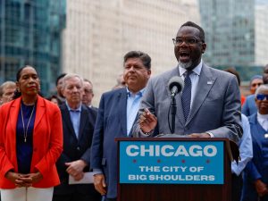 El alcalde de Chicago ordena a la policía no colaborar con redadas federales.