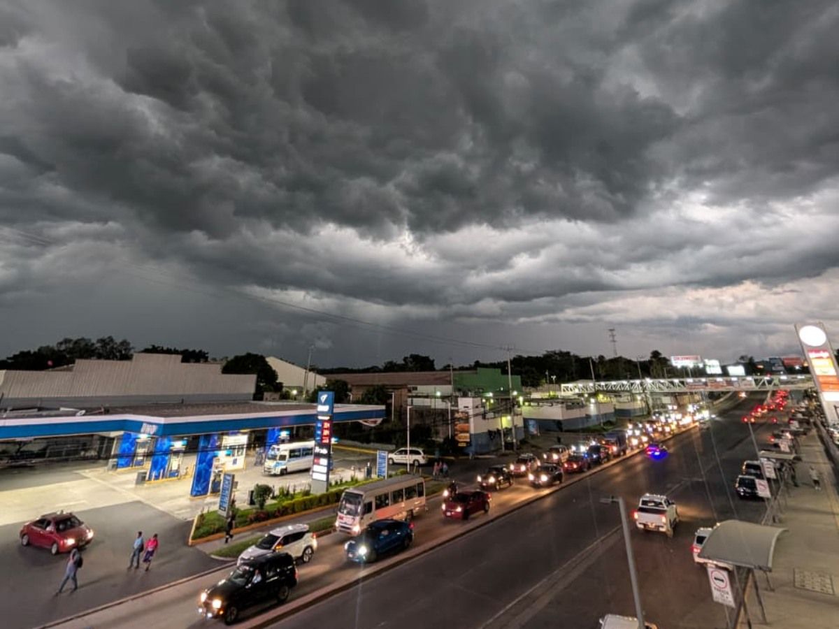 Las lluvias de este sábado podrían extenderse hasta la madrugada del domingo, según pronóstico oficial.