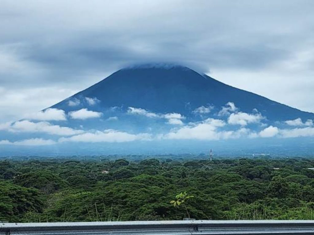 Nubes cargadas de lluvia cubren la cordillera volcánica, donde se esperan tormentas a partir del mediodía del sábado.
