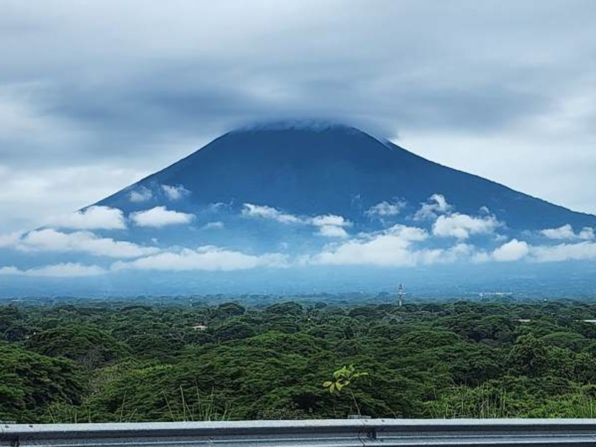 Nubes cargadas de lluvia cubren la cordillera volcánica, donde se esperan tormentas a partir del mediodía del sábado.