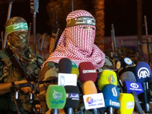 Israel anunció este domingo la muerte de Abu Obeida (derecha), portavoz de las Brigadas Ezedin Al Qasam, el brazo armado del movimiento islamista Hamás. / AFP