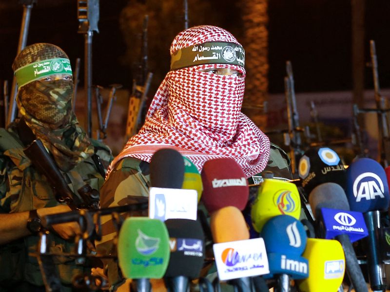 Israel anunció este domingo la muerte de Abu Obeida (derecha), portavoz de las Brigadas Ezedin Al Qasam, el brazo armado del movimiento islamista Hamás. / AFP
