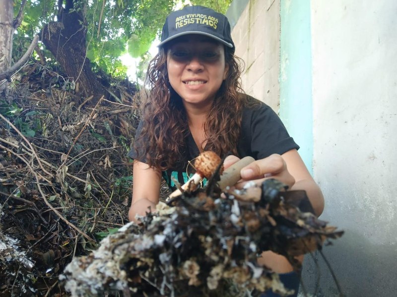 integrante de huerto casero en la colonia zacamil