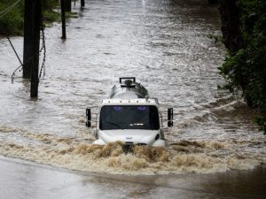 Huracán Erin se fortalece en el Caribe mientras El Salvador enfrenta lluvias por sistema de vaguada