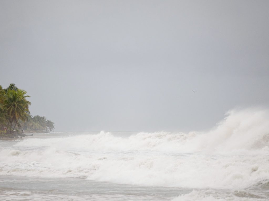 El huracán Erin, categoría 2, avanza por el Atlántico y amenaza la costa este de EE. UU.