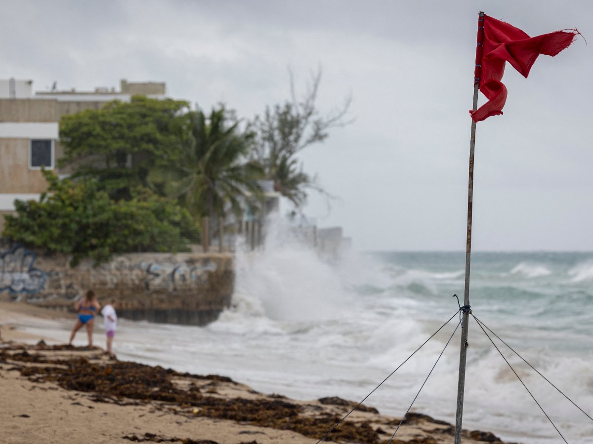 El huracán Erin, categoría 2, avanza por el Atlántico y amenaza la costa este de EE. UU.