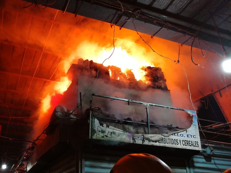 Llamas en un sector del mercado municipal de Apopa, la noche del 31 de agosto de 2025. / Foto cortesía Cruz Verde
