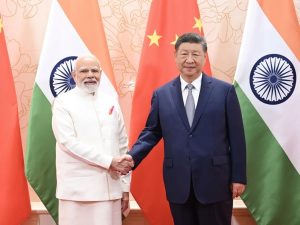 El presidente chino, Xi Jinping, saluda al primer ministro de India, Narendra Modi, en Tianjin, China.