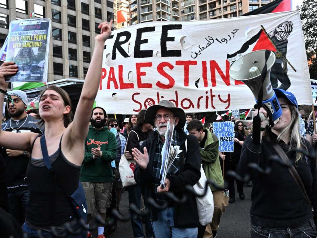 Manifestantes en Tel Aviv exigen un alto el fuego y la liberación de los rehenes aún en Gaza.