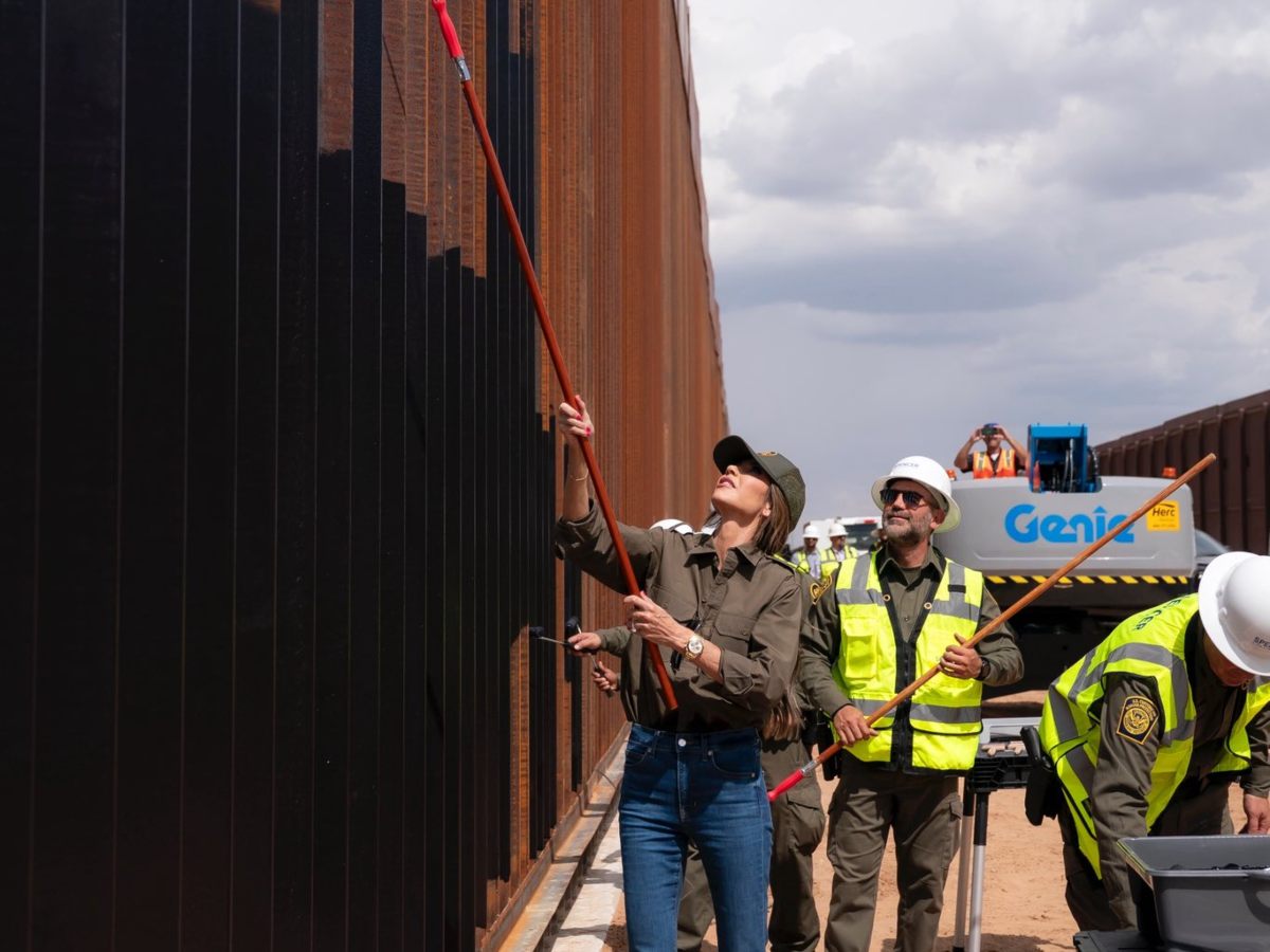 Muro fronterizo pintado de negro