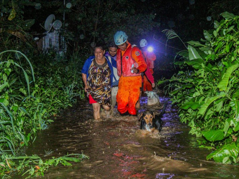 Inundaciones y evacuaciones en chalatenango